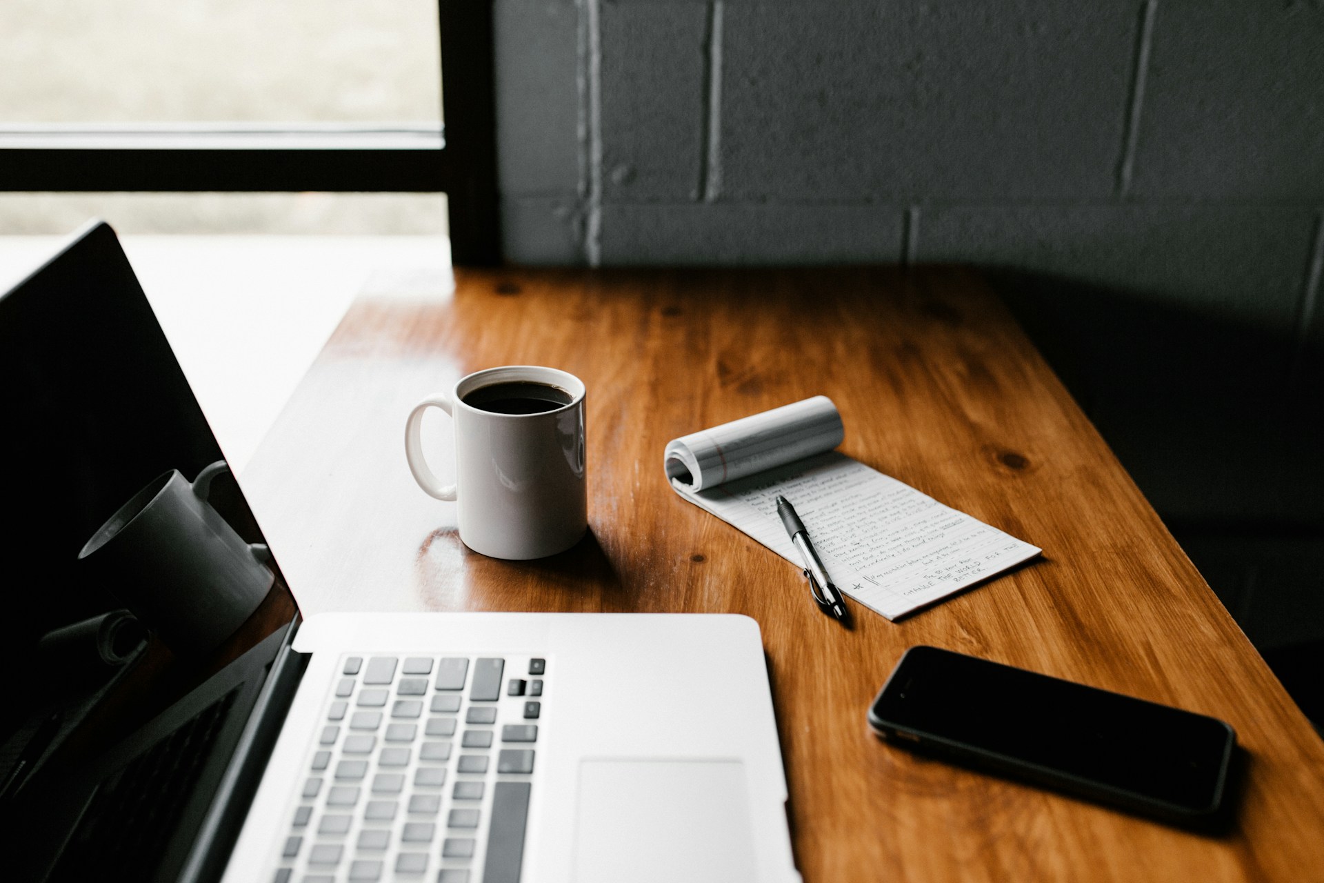 Portage salarial ou auto-entrepreneuriat : deux chemins pour travailler en indépendant